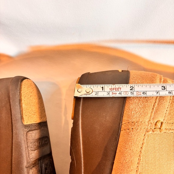 CROCS Sz 9 Tan Suede Ankle Chelsea Ankle Pull On Boots Low Wedge Soles - Picture 7 of 13